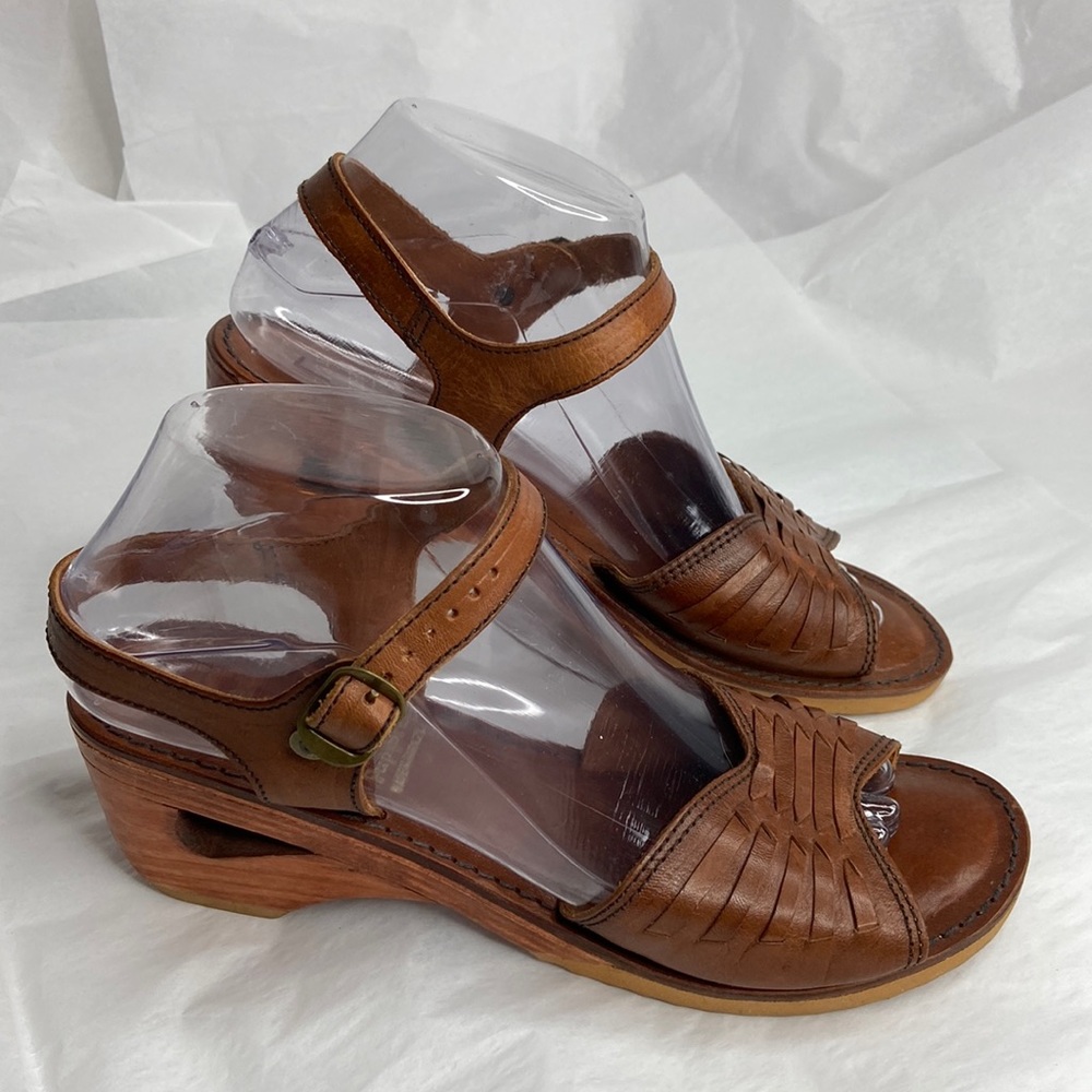 Hush puppies size 8 brown leather sandal 2 inch heel great condition